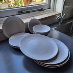 Servies grijs 12 delig (Ikea), Huis en Inrichting, Keuken | Servies, Ophalen of Verzenden, Zo goed als nieuw, Aardewerk, Overige stijlen