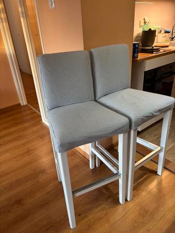 2 witte barkrukken met gestreepte bekleding beschikbaar voor biedingen