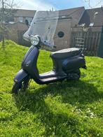 AGM VX50 scooter, met slot en 2 helmen, Fietsen en Brommers, Snorfietsen en Snorscooters, Overige merken, Zo goed als nieuw, Ophalen