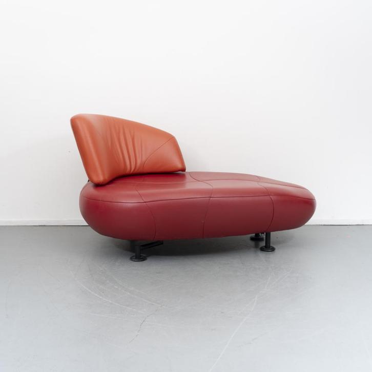 1x Leolux Kikko Chaise Longue rood/oranje - zwart frame, Huis en Inrichting, Banken | Sofa's en Chaises Longues, Zo goed als nieuw