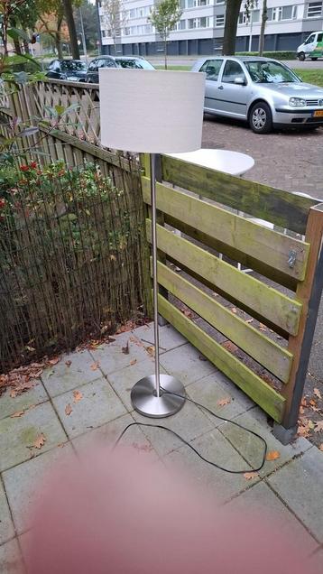 Staande lamp met witte kap beschikbaar voor biedingen