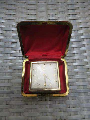 Oude Zwitserse mechanische reis wekker in rood doosje  beschikbaar voor biedingen