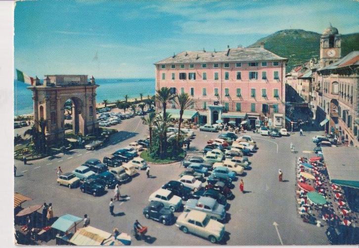 Italie , Finale Ligure met auto's , Fiat 1200 TV, Verzamelen, Ansichtkaarten | Buitenland, Ongelopen, Italië, 1940 tot 1960, Ophalen of Verzenden