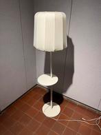 IKEA VARV vloerlamp met draadloos oplaadpunt, Huis en Inrichting, Lampen | Vloerlampen, Ophalen, Gebruikt, Stof, 150 tot 200 cm