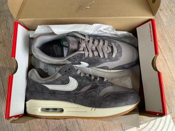 NIEUW Nike Air Max 1 Crepe Soft Grey Premium Maat 44 US 10 beschikbaar voor biedingen