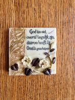 Tegeltje "God kan niet overal tegelijk zijn daarom......", Ophalen of Verzenden, Zo goed als nieuw