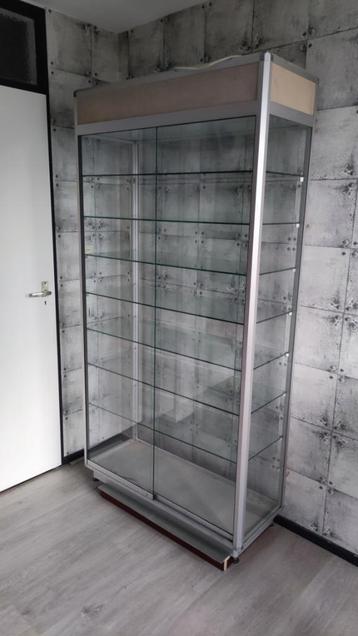 Vitrinekast glas + 7 legplanken en verlichting  beschikbaar voor biedingen