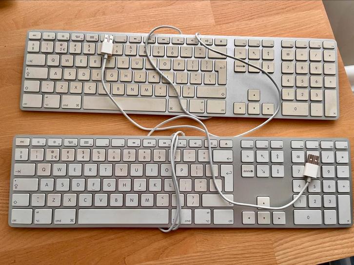 Twee Apple toetsenborden - QWERTY - Bedraad, Computers en Software, Toetsenborden, Gebruikt, Qwerty, Bedraad, Ophalen of Verzenden