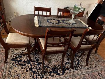 Mahoniehouten eethoek met 8 stoelen beschikbaar voor biedingen