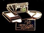 Press Labo 1980 pin, Verzamelen, Speldjes, Pins en Buttons, Verzenden, Nieuw, Merk, Speldje of Pin