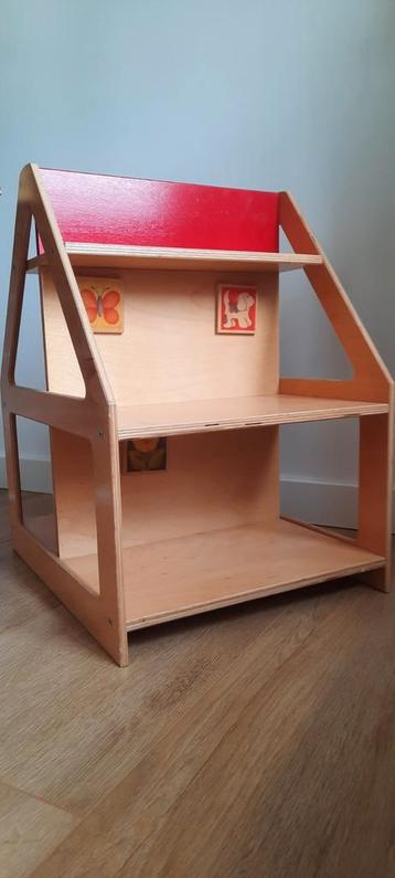 Compleet en mooi houten poppenhuis beschikbaar voor biedingen