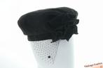 Flexibele cocktailhoed zwart met stukje voile 56-57, Kleding | Dames, Hoeden en Petten, Ophalen of Verzenden, Zo goed als nieuw