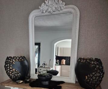 Witte Spiegel met Ornamenten beschikbaar voor biedingen