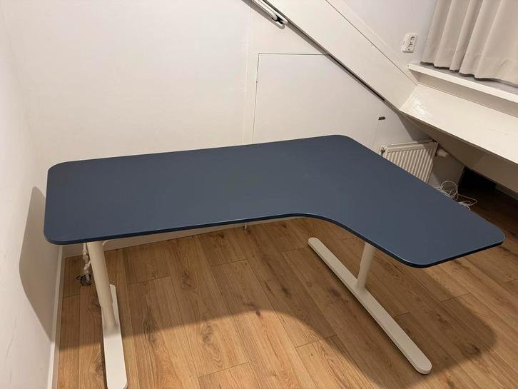 IKEA BEKANT Hoekbureau - donker blauw, Huis en Inrichting, Bureaus, Gebruikt, Bureau, In hoogte verstelbaar, Ophalen