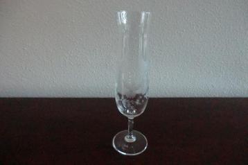 hoog drinkglas -met ingegraveerde vogels en het jaartal 1990 beschikbaar voor biedingen