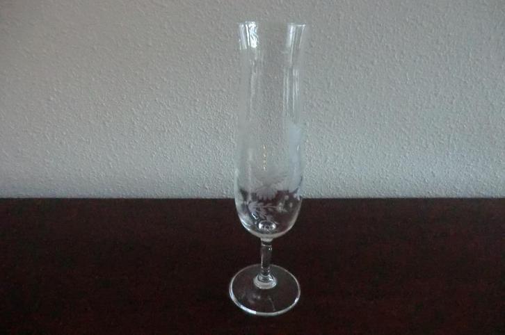 hoog drinkglas -met ingegraveerde vogels en het jaartal 1990, Huis en Inrichting, Keuken | Servies, Gebruikt, Glas of Glazen, Overige stijlen