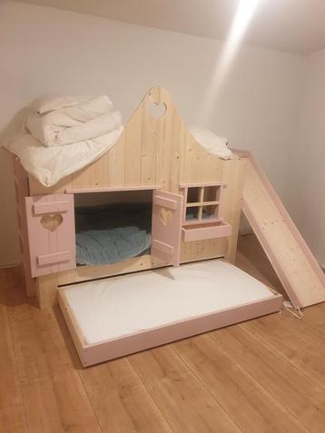 Bedhuisje 3 persoons stapelbed met glijbaan beschikbaar voor biedingen