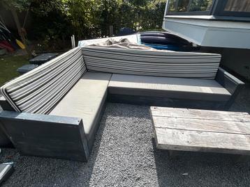 Loungebank met professionele kussens beschikbaar voor biedingen