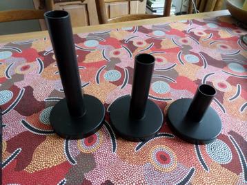 Drie strakke moderne metalen zwarte kandelaars. Nieuwstaat! beschikbaar voor biedingen