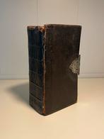 Antieke Bijbel 18e Eeuw met Zilveren Sluiting, Ophalen of Verzenden, Bijbel