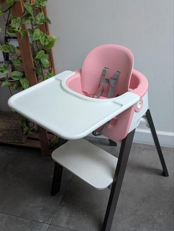 Stokke Steps kinderstoel wit/grijs met roze inzet beschikbaar voor biedingen