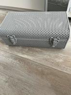 Lichtgrijze metalen mand/koffer, Huis en Inrichting, Woonaccessoires | Schalen en Manden, Ophalen, Nieuw, Rond, Overige materialen