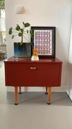 Vintage nachtkastje kast bordeaux rood messing knop, Gebruikt, Ophalen of Verzenden, 45 tot 65 cm, Minder dan 55 cm