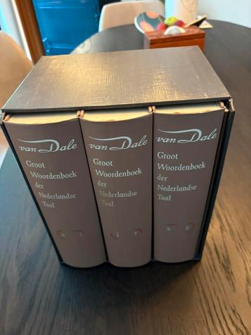 Groot Woordenboek der Nederlandsche taal beschikbaar voor biedingen