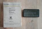 Handboek soldaat 1961 en Noodrantsoen blikje 1955., Verzamelen, Ophalen of Verzenden, Landmacht, Nederland, Boek of Tijdschrift