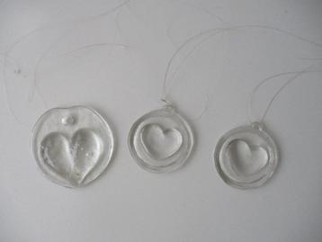 3 glas decoratie hartjes hangers beschikbaar voor biedingen