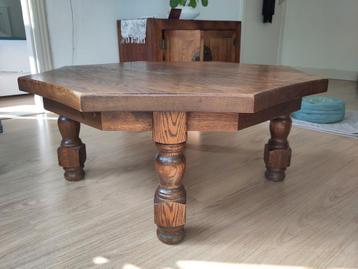 Houten salontafel met plantenstoeltjes beschikbaar voor biedingen