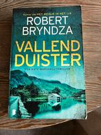 Robert Bryndza - Vallend Duister, Boeken, Ophalen of Verzenden, Gelezen