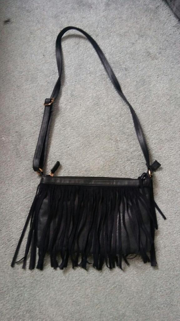 Tassen: Zwarte handtas met sliertjes - George, Sieraden, Tassen en Uiterlijk, Tassen | Damestassen, Zo goed als nieuw, Handtas
