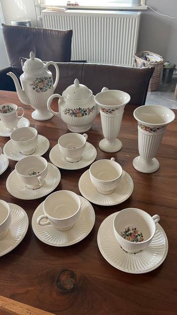 Wedgwood Conway: div. kop en schotels, vazen, enz. beschikbaar voor biedingen