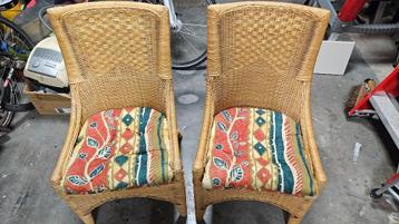 Rotan stoelen met kussens beschikbaar voor biedingen
