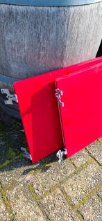 2 kastdeurtjes: Lundia (rood geverfd), Ophalen, Gebruikt