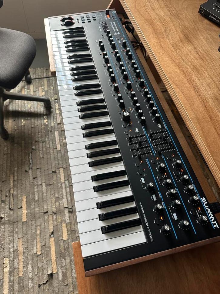 Novation Summit poly synthesizer studio, Muziek en Instrumenten, Synthesizers, Zo goed als nieuw, Overige aantallen, Novation