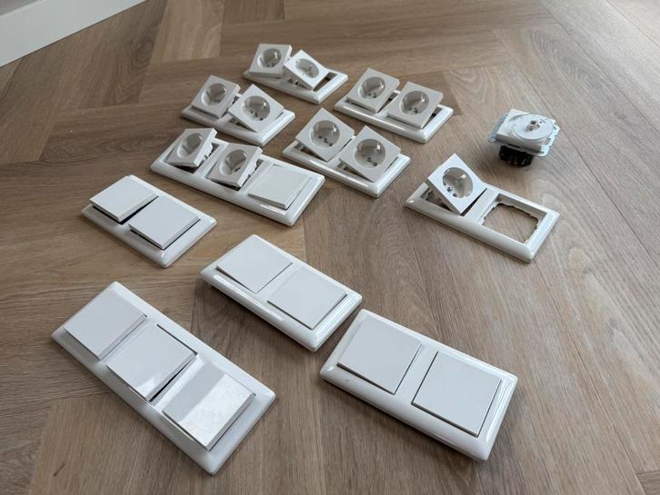 Diverse Gira 55 glans wit schakelmateriaal NIEUW, Doe-het-zelf en Verbouw, Elektra en Kabels, Zo goed als nieuw, Stopcontact, Ophalen of Verzenden