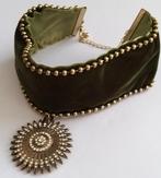 Groene fluwelen choker ketting met strass bloem hanger, Overige materialen, Ophalen of Verzenden, Zo goed als nieuw, Verstelbaar