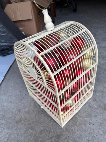 Kerst: een vogelkooi vol kerstballen beschikbaar voor biedingen