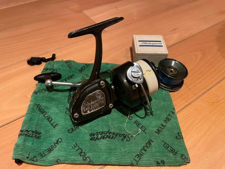 Shakespeare 2200 Ballbearings met tasje en reserve spoel, Watersport en Boten, Hengelsport | Algemeen, Zo goed als nieuw, Molen