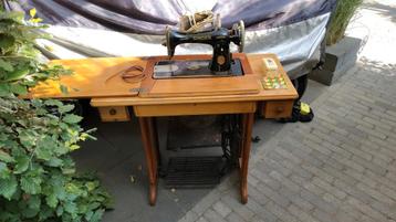 Te koop, van 1e eigenaar voetpedaal Singer naaimachine beschikbaar voor biedingen