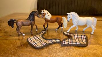 3 Schleich paarden, 2 dekens. €7,50 per paard, €2,50 deken beschikbaar voor biedingen