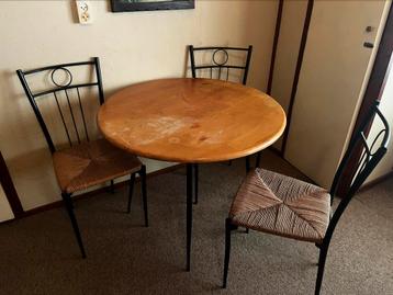 Tafel met 4 stoelen beschikbaar voor biedingen