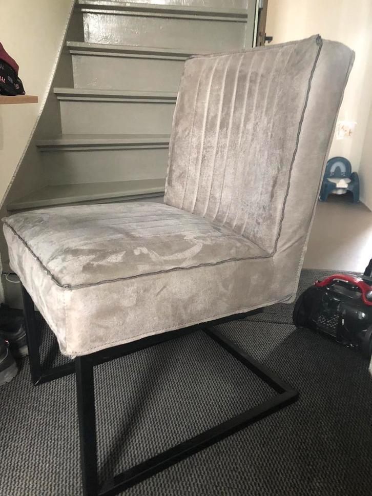 Te koop 2 stevige grijze stoelen met zwart frame, Huis en Inrichting, Banken | Sofa's en Chaises Longues, Gebruikt, Eenpersoons