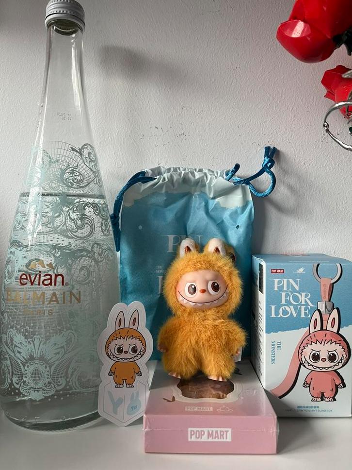 Labubu pin for love Y, Verzamelen, Poppetjes en Figuurtjes, Zo goed als nieuw, Ophalen of Verzenden