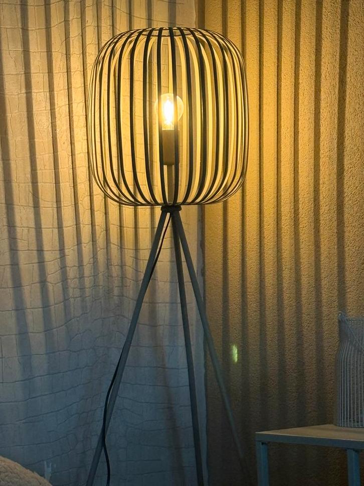 Zeer nette vloerlamp - Nieuwstaat!, Huis en Inrichting, Lampen | Vloerlampen, Zo goed als nieuw, 100 tot 150 cm, Metaal, Ophalen