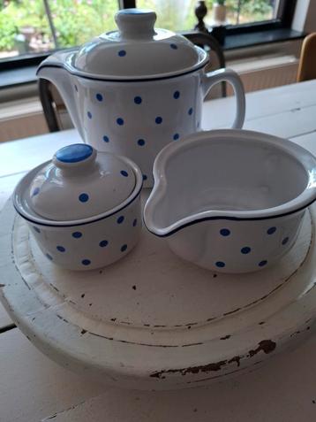 Theepot,melkkan en suikerpotje "Blue Dots" beschikbaar voor biedingen
