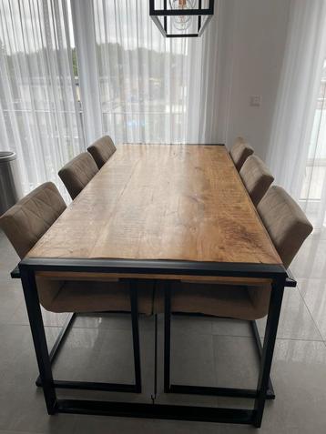 Eettafel industrieel look + 6 stoelen beschikbaar voor biedingen