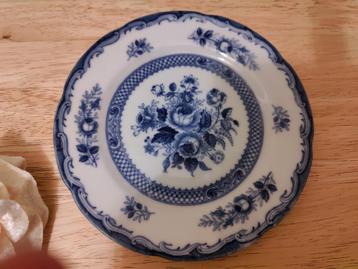 Mooi vintage porseleinen bordje met blauwe bloemendecoratie beschikbaar voor biedingen